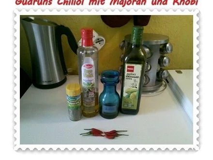 Rezept: Öl: Chiliöl mit Majoran und Knobi Bild Nr. 2 Öl: Chiliöl mit Majoran und Knobi - Rezept - Bild Nr. 2