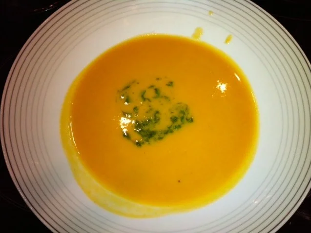Süßkartoffelsuppe mit Minze-Koriander-Pesto - Rezept