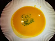 Süßkartoffelsuppe mit Minze-Koriander-Pesto - Rezept