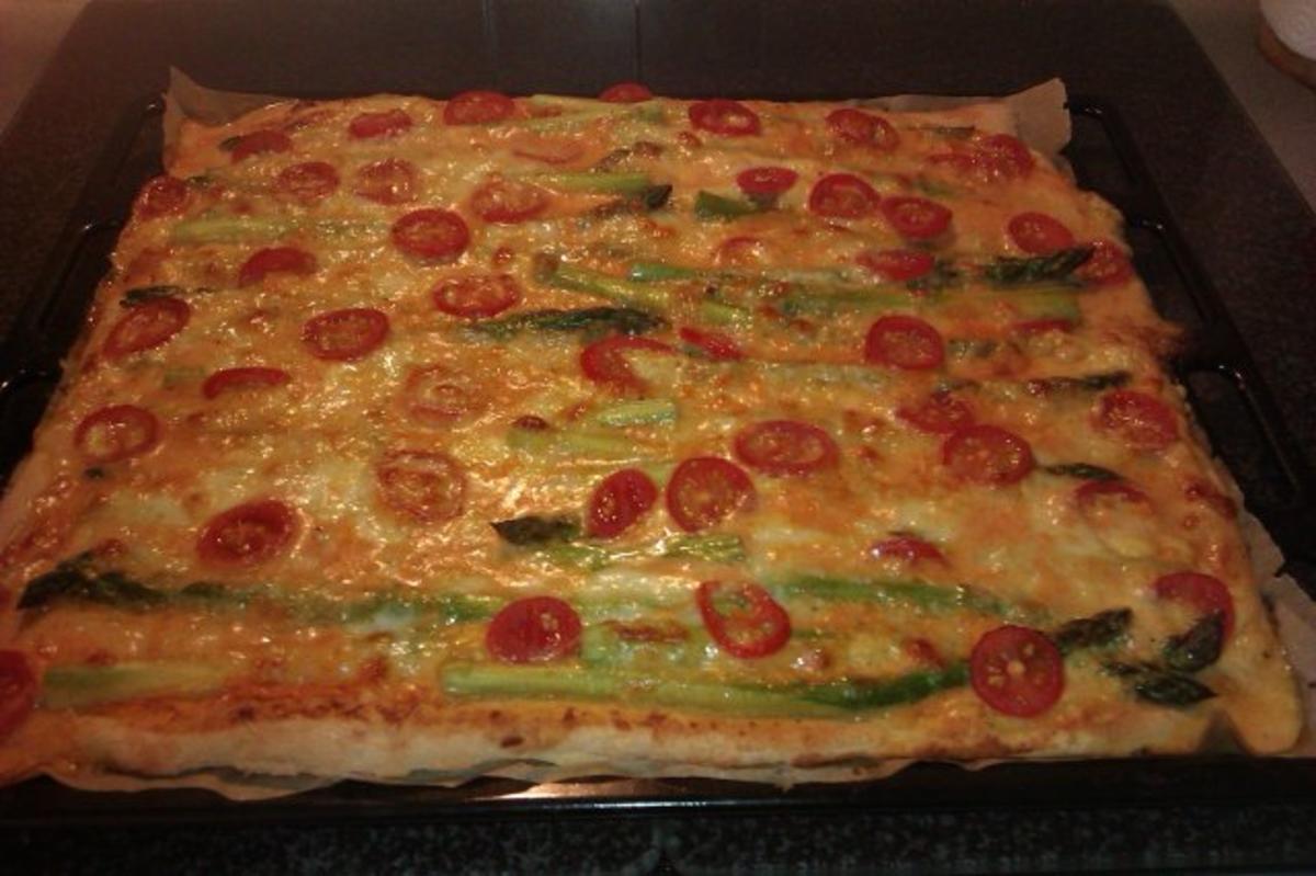 Pizza mit grünem Spargel und Tomaten - Rezept