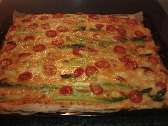 Pizza mit grünem Spargel und Tomaten - Rezept