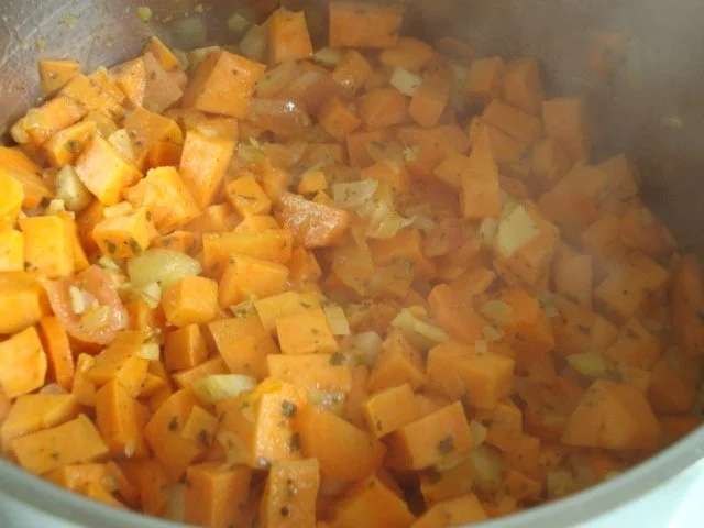 Rezept: Süßkartoffelsüppchen mit "Tomaten Topping" Bild Nr. 10 Süßkartoffelsüppchen mit "Tomaten Topping" - Rezept - Bild Nr. 10