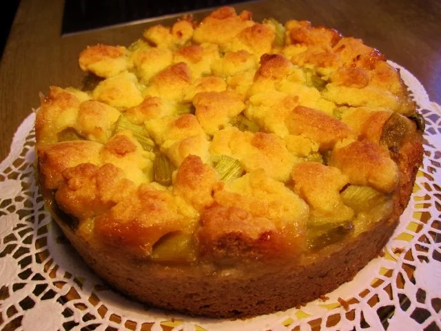 Rhabarber-Zwerg (18 cm Durchmesser) mit Streuseln drauf ... - Rezept