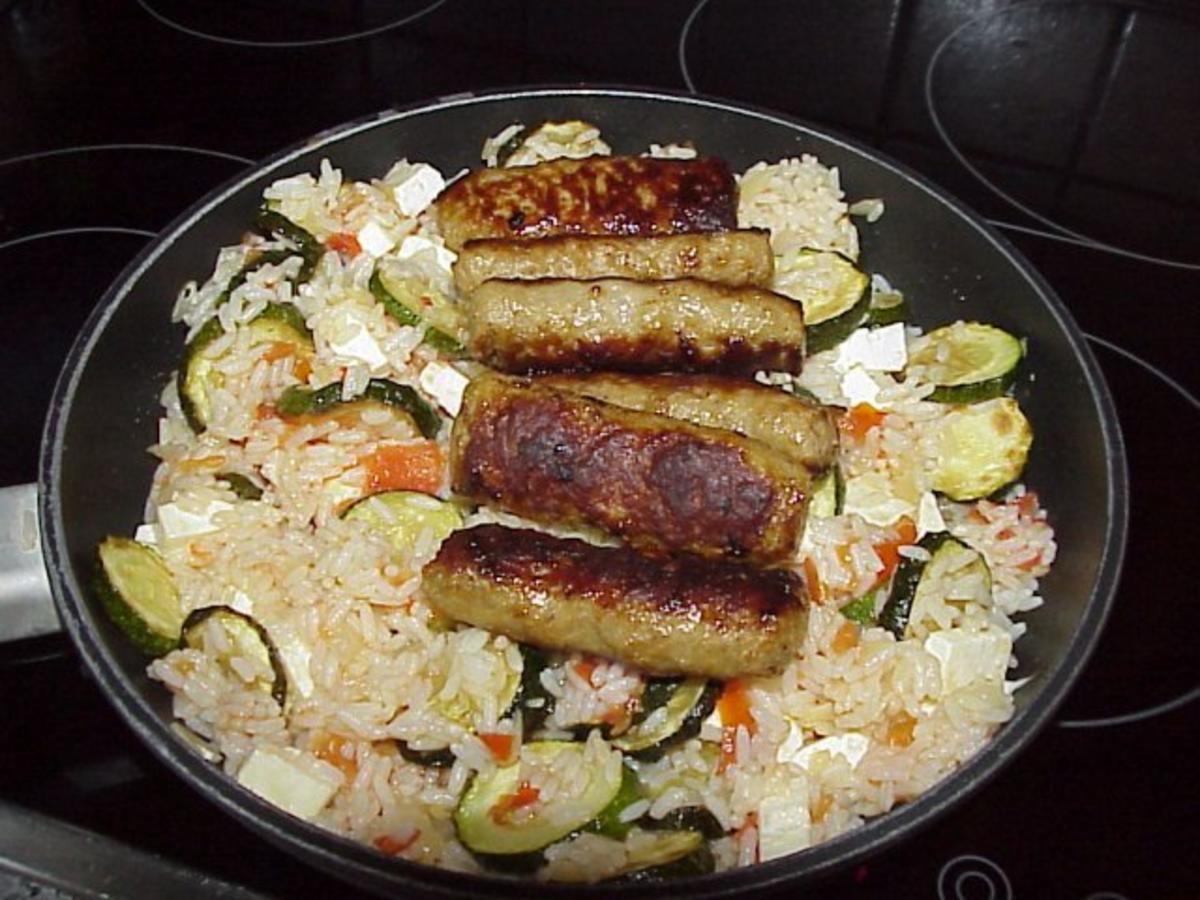 Zucchini-Reistopf mit Cevapcici - Rezept - kochbar.de