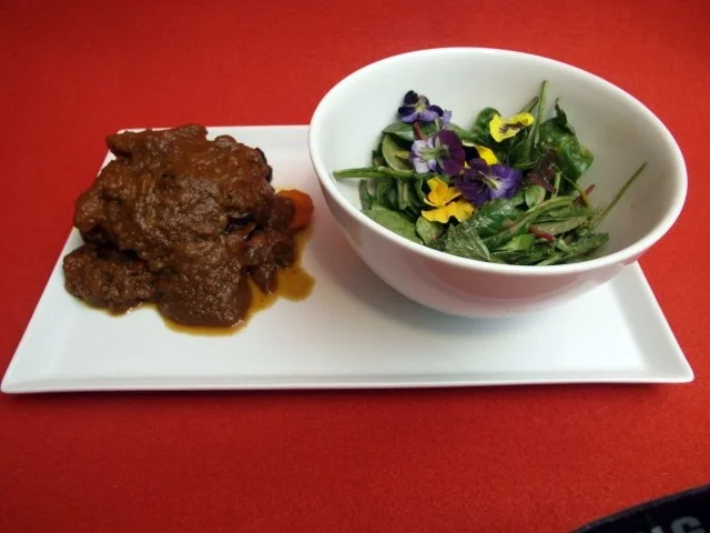 Geschmorte Kalbsbäckchen mit glasierten Möhren und einem Frühlingskräutersalat - Rezept