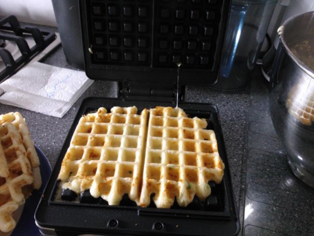 Bilder für Waffeln herzhaft mit Käse lecker - Rezept