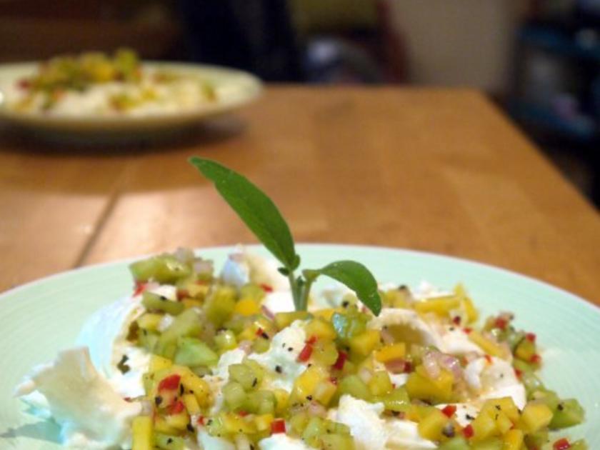 Büffelmozzarella mit Mango-Gurken-Salsa - Rezept - kochbar.de