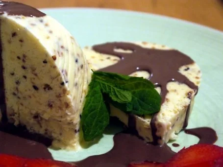 Sesam-Honig-Parfait mit Schokoladensauce - Rezept