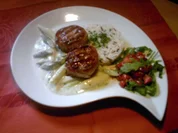 Schweinefilet in Speckmantel auf Spargelragout mit Wildreis und Erdbeersalsa auf Ruccola - Rezept