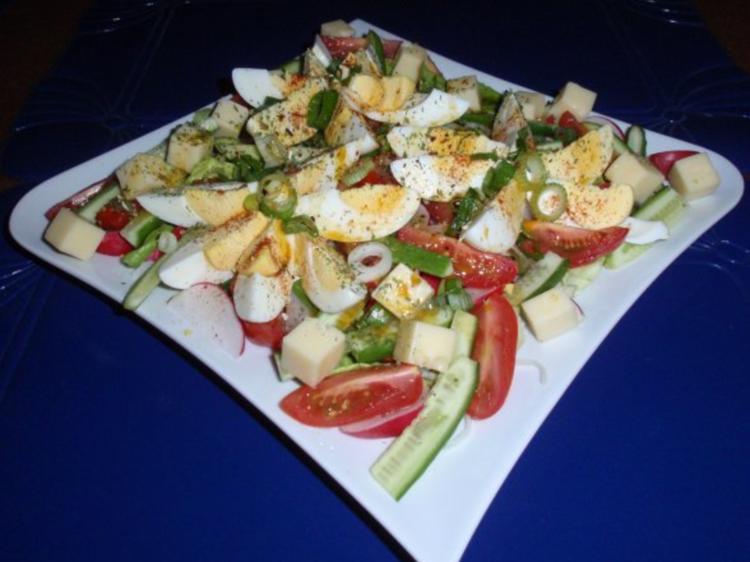 Bunter Frühlingssalat mit Eier und Käsewürfel - einfach - 197 kcal/100g Bunter Frühlingssalat mit Eier und Käsewürfel - einfach - 197 kcal/100g