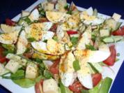 Bunter Frühlingssalat mit Eier und Käsewürfel - Rezept