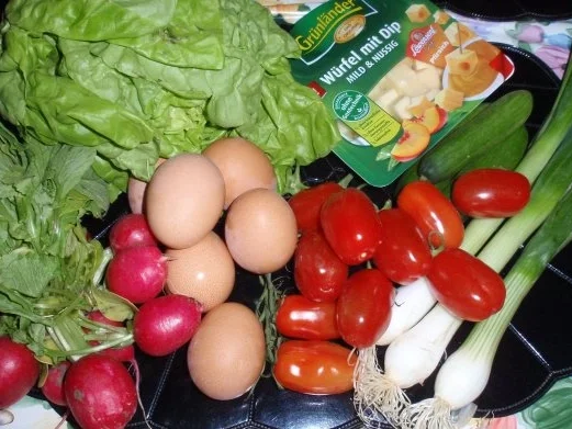 Bunter Frühlingssalat mit Eier und Käsewürfel - Rezept - Bild Nr. 2