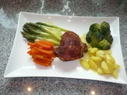 Putenoberkeule im Bratschlauch mit Gemüse-Crossover und Thymiansahnesauce - Rezept