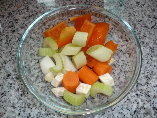 Putenoberkeule im Bratschlauch mit Gemüse-Crossover und Thymiansahnesauce - Rezept - Bild Nr. 4