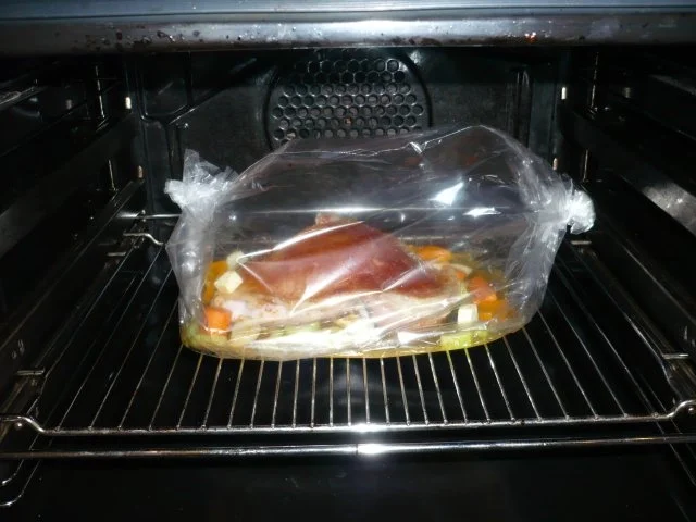 Putenoberkeule im Bratschlauch mit Gemüse-Crossover und Thymiansahnesauce - Rezept - Bild Nr. 5