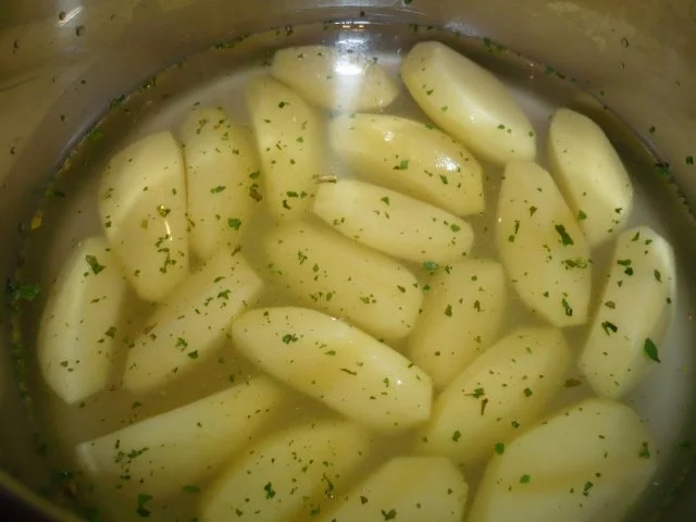 Putenoberkeule im Bratschlauch mit Gemüse-Crossover und Thymiansahnesauce - Rezept - Bild Nr. 8