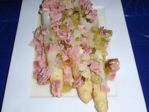 Spargel aus dem Ofen mit Schinken und Lauchzwiebeln - Rezept