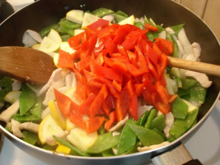 Asiatische Hähnchen-Gemüsepfanne - Rezept - kochbar.de