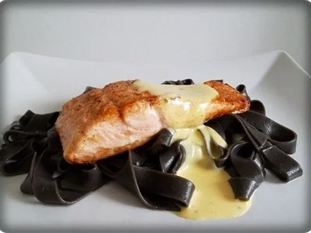 Rezept: Tagliatelle NERO DI SEPPIA mit Lachsfilet und Kräuter Hollandaise Bild Nr. 2 Tagliatelle NERO DI SEPPIA mit Lachsfilet und Kräuter Hollandaise - Rezept - Bild Nr. 2