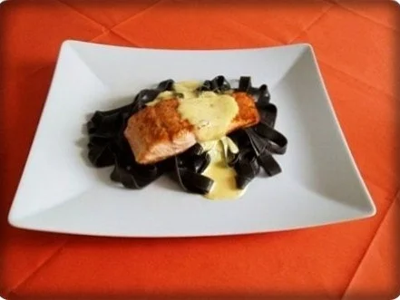 Rezept: Tagliatelle NERO DI SEPPIA mit Lachsfilet und Kräuter Hollandaise Bild Nr. 3 Tagliatelle NERO DI SEPPIA mit Lachsfilet und Kräuter Hollandaise - Rezept - Bild Nr. 3