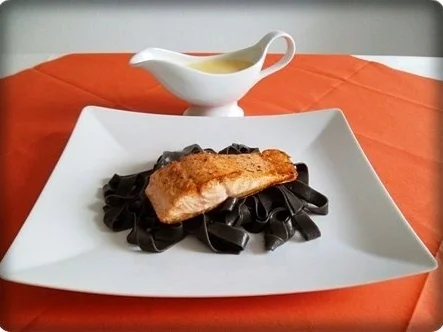 Rezept: Tagliatelle NERO DI SEPPIA mit Lachsfilet und Kräuter Hollandaise Bild Nr. 21 Tagliatelle NERO DI SEPPIA mit Lachsfilet und Kräuter Hollandaise - Rezept - Bild Nr. 21