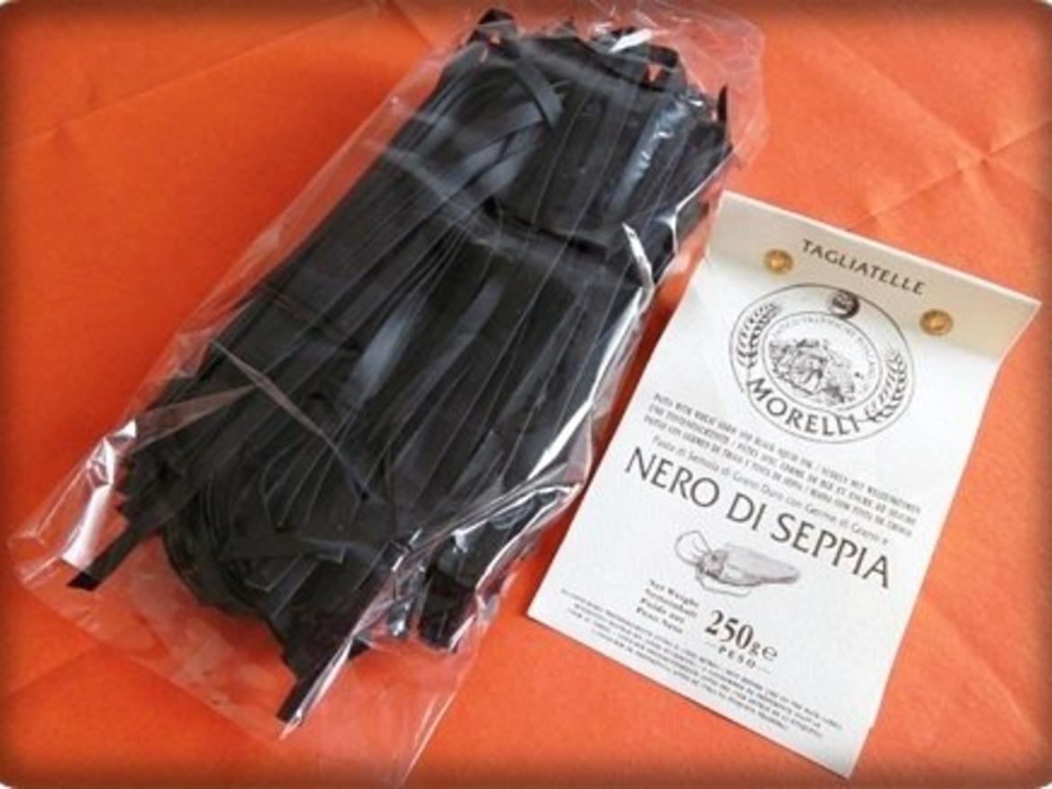 Tagliatelle NERO DI SEPPIA mit Lachsfilet und Kräuter Hollandaise ...