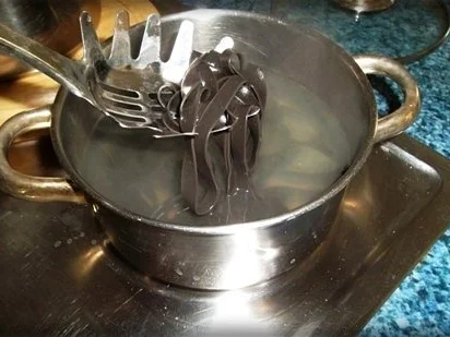 Rezept: Tagliatelle NERO DI SEPPIA mit Lachsfilet und Kräuter Hollandaise Bild Nr. 15 Tagliatelle NERO DI SEPPIA mit Lachsfilet und Kräuter Hollandaise - Rezept - Bild Nr. 15