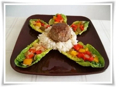 Kräuter Buletten auf Reisbett und bunter Paprikasalat auf  Romanasalat - Rezept - Bild Nr. 21