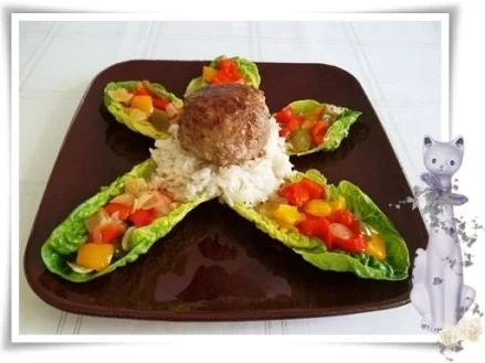 Kräuter Buletten auf Reisbett und bunter Paprikasalat auf  Romanasalat - Rezept