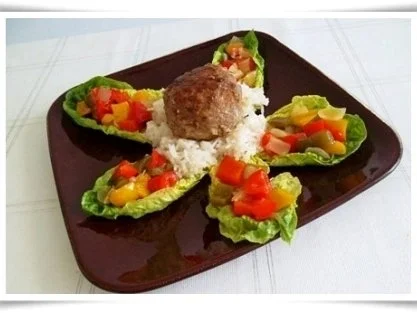 Kräuter Buletten auf Reisbett und bunter Paprikasalat auf  Romanasalat - Rezept - Bild Nr. 22