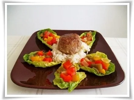 Kräuter Buletten auf Reisbett und bunter Paprikasalat auf  Romanasalat - Rezept - Bild Nr. 23