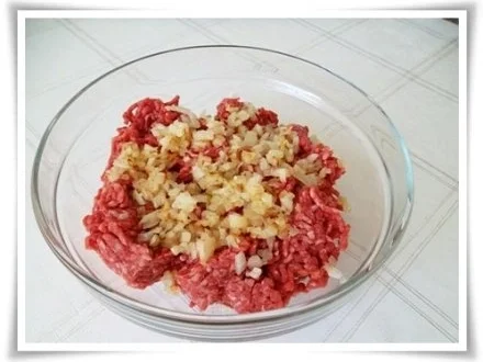 Kräuter Buletten auf Reisbett und bunter Paprikasalat auf  Romanasalat - Rezept - Bild Nr. 4