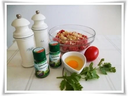 Kräuter Buletten auf Reisbett und bunter Paprikasalat auf  Romanasalat - Rezept - Bild Nr. 3