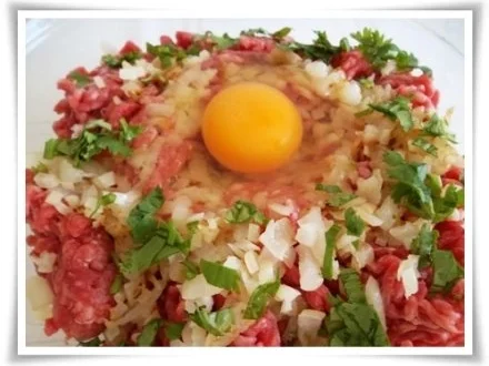 Kräuter Buletten auf Reisbett und bunter Paprikasalat auf  Romanasalat - Rezept - Bild Nr. 5