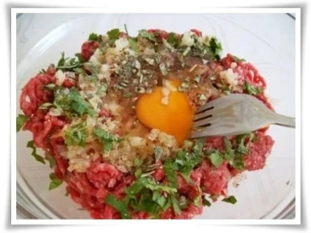 Kräuter Buletten auf Reisbett und bunter Paprikasalat auf  Romanasalat - Rezept - Bild Nr. 6