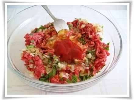 Kräuter Buletten auf Reisbett und bunter Paprikasalat auf  Romanasalat - Rezept - Bild Nr. 7