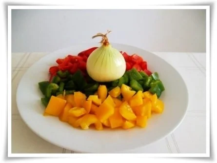 Kräuter Buletten auf Reisbett und bunter Paprikasalat auf  Romanasalat - Rezept - Bild Nr. 13