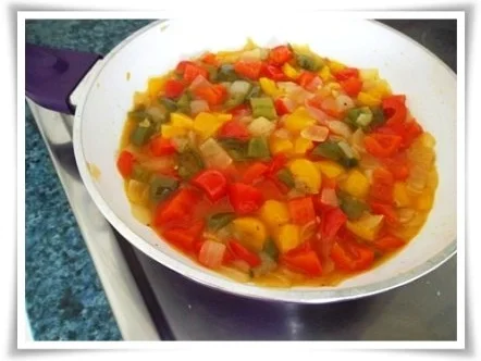 Kräuter Buletten auf Reisbett und bunter Paprikasalat auf  Romanasalat - Rezept - Bild Nr. 16