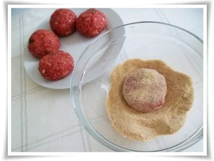 Kräuter Buletten auf Reisbett und bunter Paprikasalat auf  Romanasalat - Rezept - Bild Nr. 9