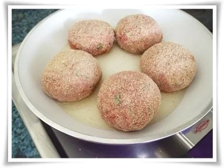 Kräuter Buletten auf Reisbett und bunter Paprikasalat auf  Romanasalat - Rezept - Bild Nr. 10