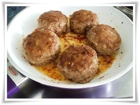 Kräuter Buletten auf Reisbett und bunter Paprikasalat auf  Romanasalat - Rezept - Bild Nr. 11