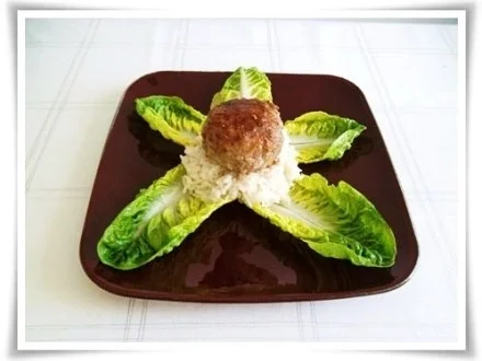 Kräuter Buletten auf Reisbett und bunter Paprikasalat auf  Romanasalat - Rezept - Bild Nr. 20