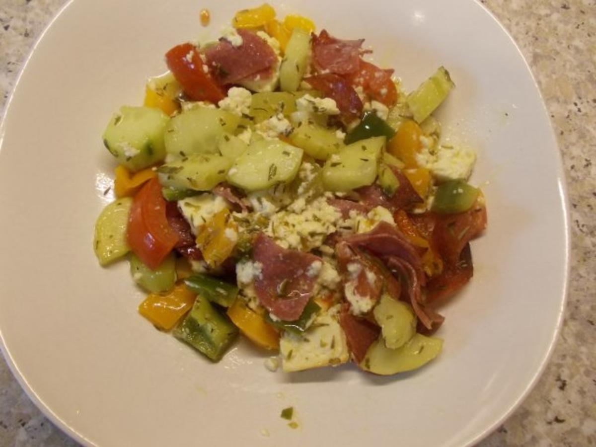 Gurken-Paprika-Ragout mit Feta und Salami - Rezept