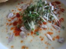 Zucchinicreme Süppchen mit "Kresse & Sonnenblumenkernen Topping" und Cräcker - Rezept