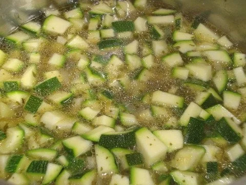 Zucchinicreme Süppchen mit "Kresse & Sonnenblumenkernen Topping" und Cräcker - Rezept - Bild Nr. 9