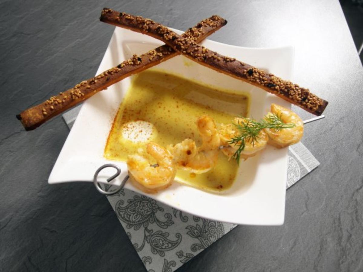 Pastinaken-Curry-Cremesuppe mit Scampi-Spieß - Rezept - kochbar.de
