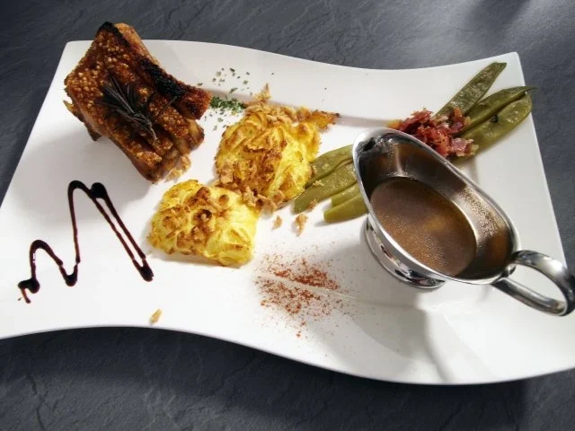 Spanferkelrippchen mit Rosmarin-Soße, dazu Bohnen und Herzoginnenkartoffeln - Rezept