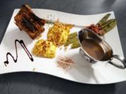 Spanferkelrippchen mit Rosmarin-Soße, dazu Bohnen und Herzoginnenkartoffeln - Rezept