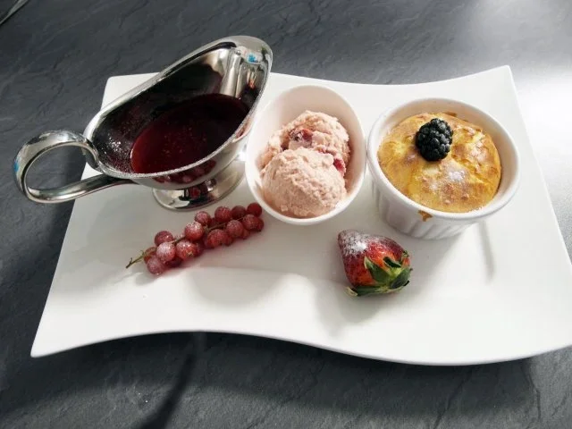 Käsesoufflé mit Kirscheis - Rezept