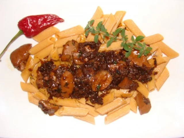Nudeln : Penne con Chili in Steinpilzsoße - Rezept